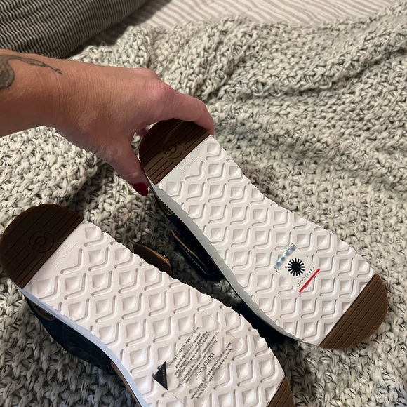 Ugg Le Fluff Sandals - Picture 3 of 7